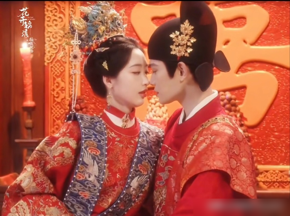 导演邓科给一场吻戏，手写了14步动作指导，从捋头发到亲睫毛，全写在A4纸上。
丁禹兮拿到手直接笑场。邓恩熙更狠，主动要求加十指相扣，还把自己荧屏初吻交代在这儿了。
两人不是第一回搭，第三次合作，片场互称禹兮哥恩熙妹妹。陪看直播时，吻戏一出来，丁禹兮眼神躲闪，手捂着脸不敢看屏幕。
编剧说丁禹兮是