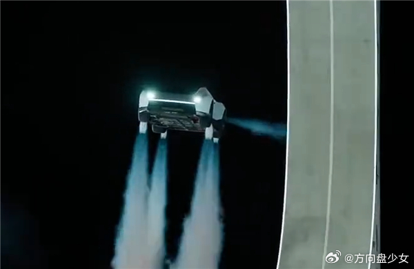 马斯克这Roadster飞行演示，美媒看懂的信号不是“车会飞”，是他不想再跟中国车企卷大众市场了。
得州SpaceX测试场那场戏挺炸：倒挂坡道、空中翻滚、跃过一排车落地，靠的是SpaceX冷气推进系统，不烧燃料，喷压缩空气做姿态控制。但能“飞”的主要是Thrust/Rocket版，Rocket版明确不能上公共道路，只限 ​