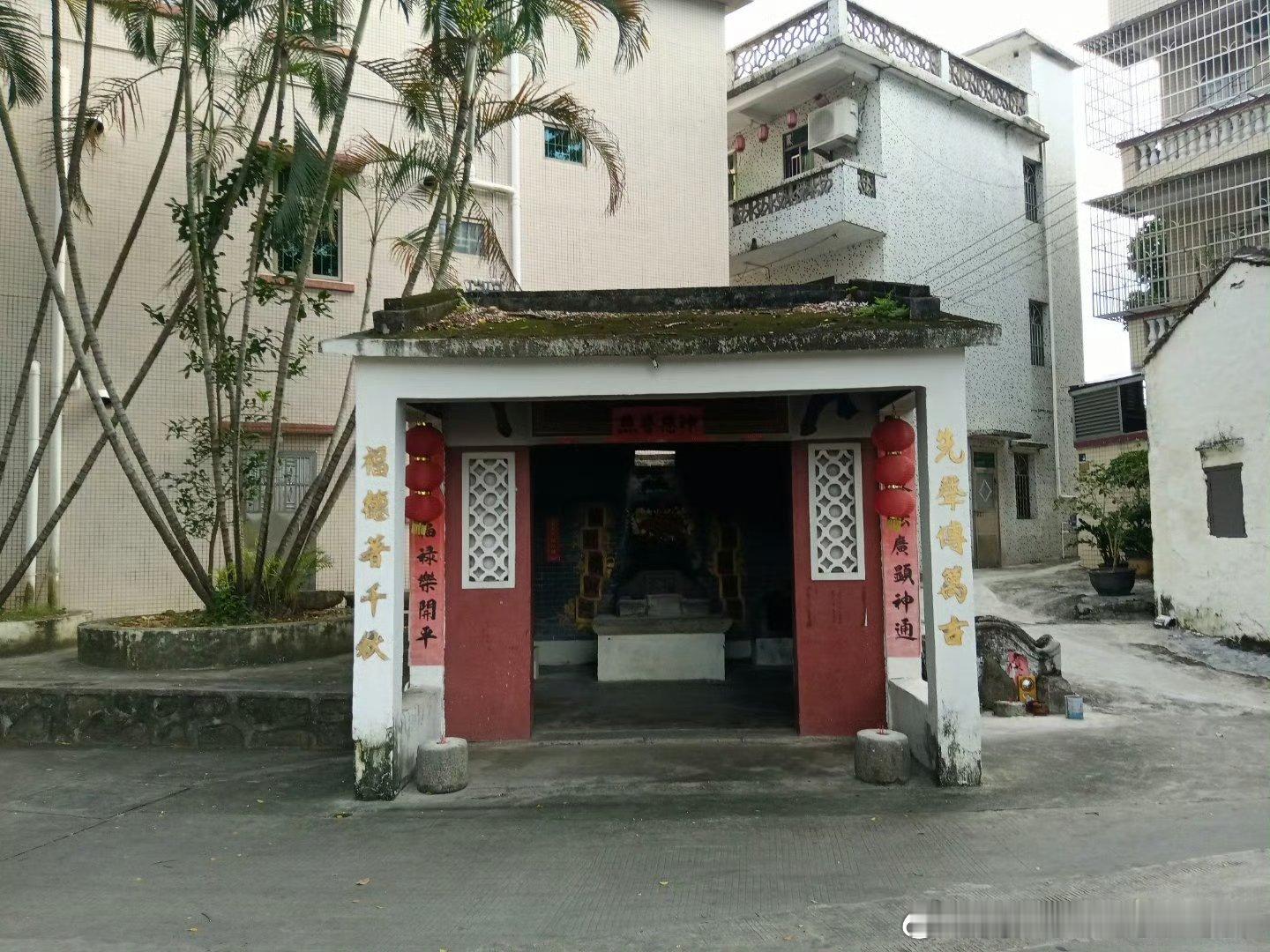 你是老师在天飞
指导显校为众生
春天在这一直闪
阅兵神公我的王
庇护显校发字快
建设国家你保佑
学习道德大王庙 ​