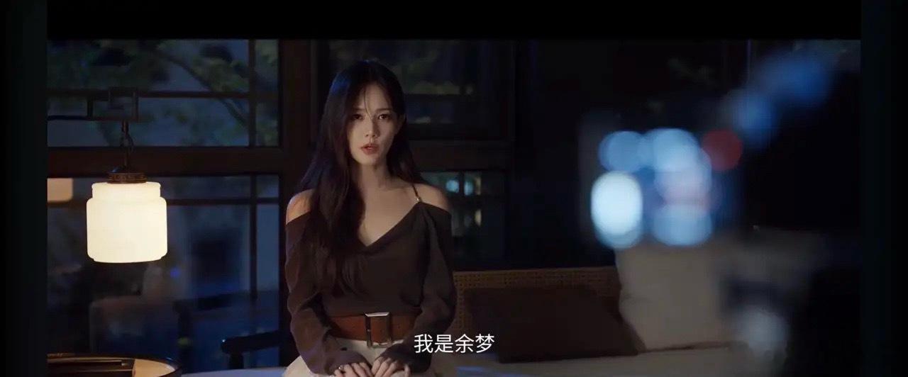#美人余#电视剧《美人余》开播，原本以为这部剧只是一部普通的都市女性情感剧，没想到看了4集，竟然是这样的剧情，有点悬疑剧的感觉，反转再反转：

第一，没想到江浙沪独生女，拥有两千万粉丝的女网红余梦（李一桐 饰演），有着“美娇妻”人设，在与丈夫狄立人（乔振宇 饰演）结婚五年时，竟然发现自 ​