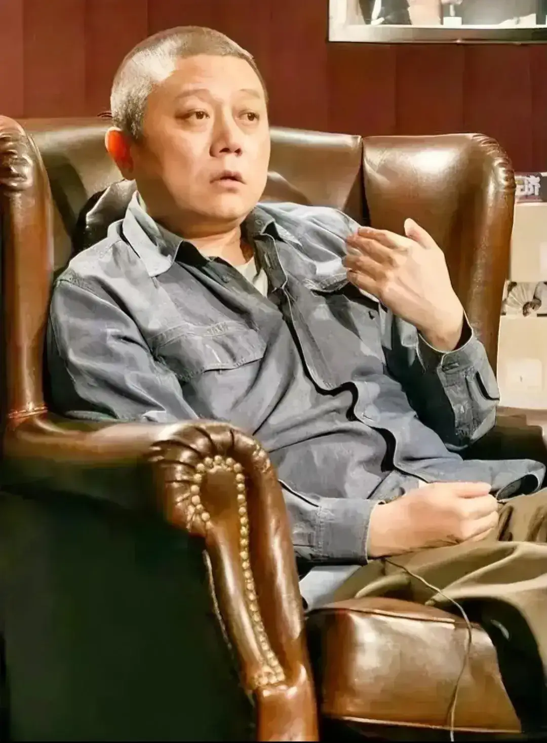 王朔说：“去酒吧看看，金钱面前颜值算什么；去工地看看，生活面前尊严算什么；去医院