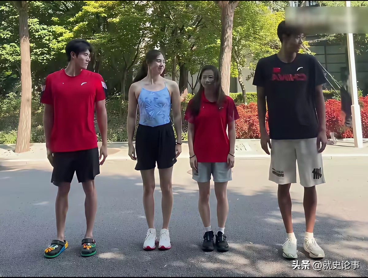 张雨霏、王长浩、张展硕，中国体坛巨人同框，感受运动员惊人天赋。身高一米七六的张雨霏常年坚持游泳训练，体格健硕，比起普通男生更为高大壮实，一身简约运动短装，充满活力。站在她身旁，身高一米八七的王长浩，身形更加高大，张雨霏站在他身侧，身形立刻显得娇小一圈。

而当二人站到身高一米九十八，臂展两米零八的张