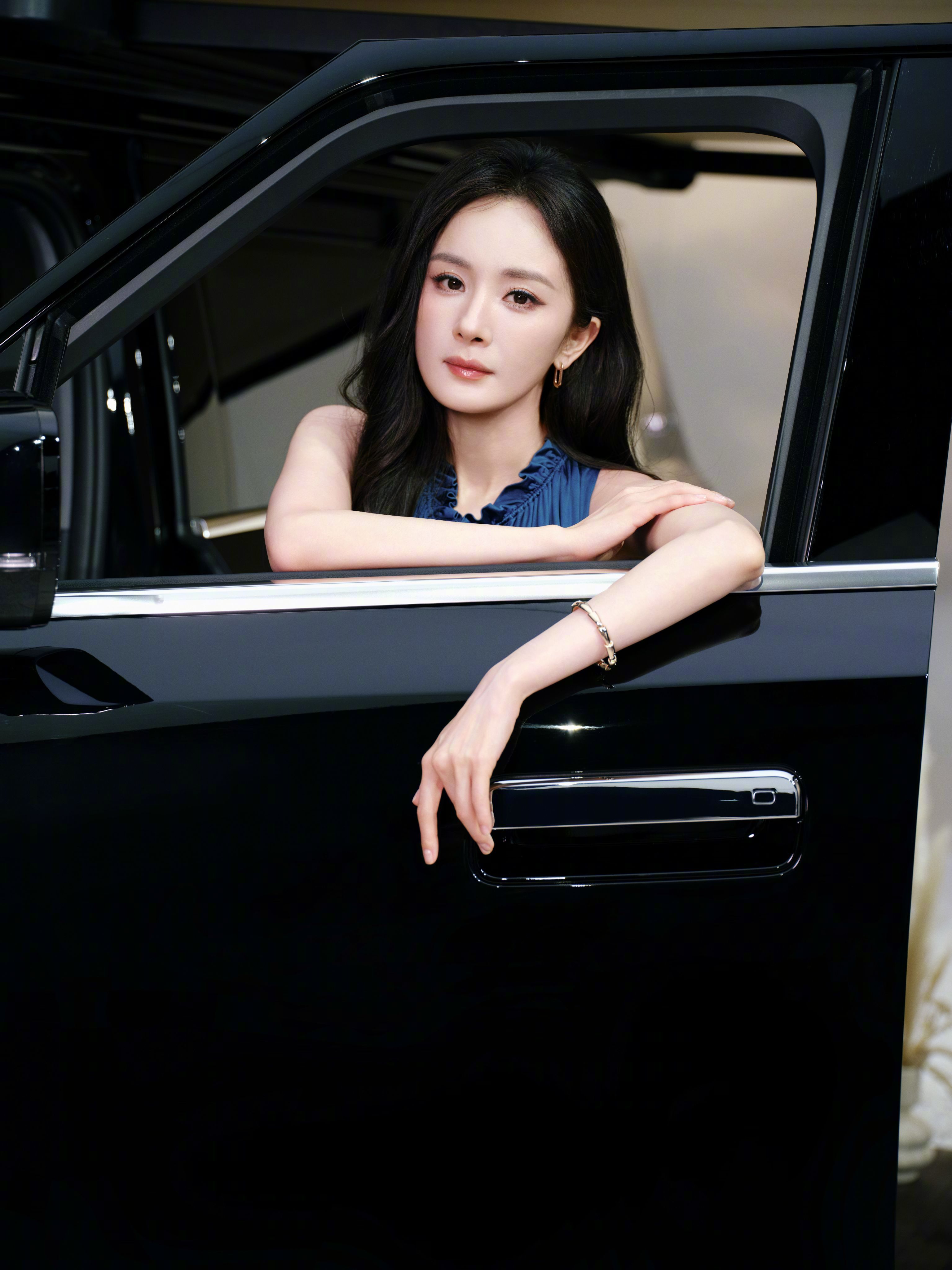 #余承东发布会感谢杨幂# 这次享界G9的发布会很有看头啊，#沈腾杨幂时候#，杨幂聊户外穿越体验，沈腾聊城市通勤感受，一个硬核一个松弛，熟人局的默契根本藏不住。现场还放了一段全地形视频片段，800V全主动可断开稳定杆、差速锁、蠕行越障这些功能都秀了一遍，硬派场景稳得一批。
发布会虽然结束了，但 ​