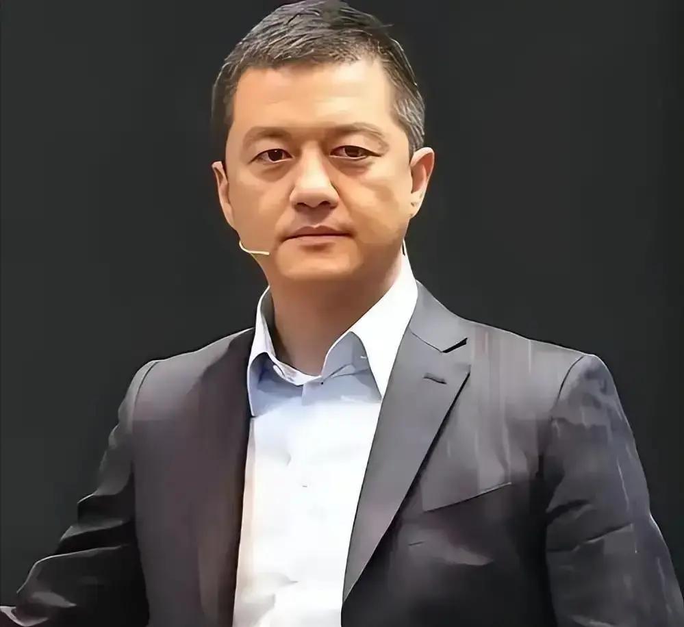 主持人问李亚鹏:“你为什么不做演员了？做演员比做直播要赚钱！”李亚鹏说:“我要是真想去挣钱，还是有别的事可以做，但我对个人的艺术表达已经没有什么兴趣了。”
他说完，没有急着解释，也没有顺着这个话题继续往下聊，只是端起手边的白瓷杯，抿了一口茶。
镜头外，助理比了个手势，示意在线人数还在上涨。李亚鹏看了