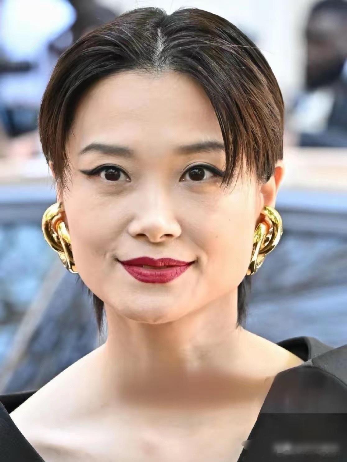 41岁的李宇春凭啥状态封神
​谁能想到，当年那个超女冠军，如今已经41岁。
​再看近期舞台和生图，身形挺拔、眼神清亮，一身舒展松弛的气质，被网友直呼状态直接封神。
​​很多人以为，全是靠昂贵护肤、医美加持。其实比起外表，真正撑住她状态的，是刻在骨子里的自律与通透。
​​身体上，她一直和身 ​