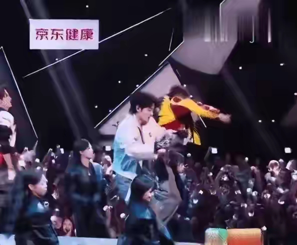小沈阳摔倒秒摆pose！这才是内娱最稀缺的艺人素养
 
看完小沈阳舞台摔倒的直播片段，我真的由衷感慨：真正的艺人素养，从来不是完美无缺，而是临场翻盘的底气和天赋。
 
舞台直播无任何容错机会，突发摔倒绝对是舞台重大事故。换做多数流量艺人，大概率会慌乱失态、手足无措，当场破功翻车，全程尴尬冷场。