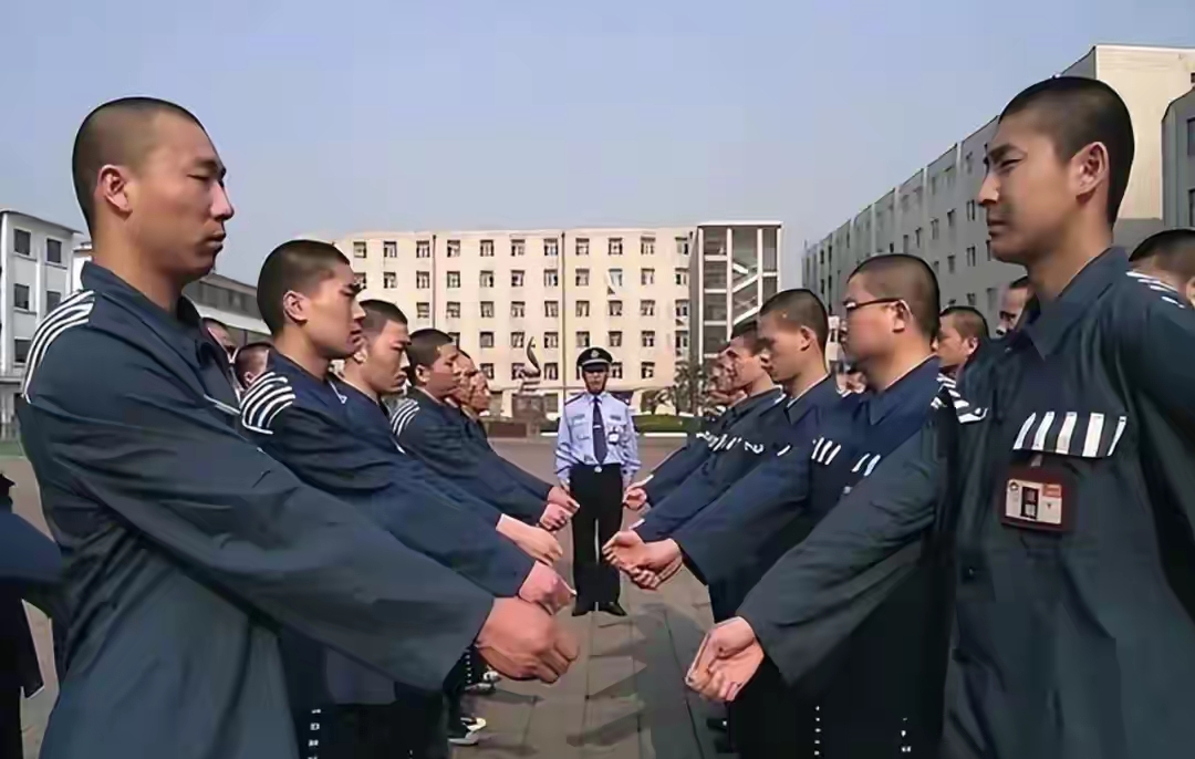 “无期徒刑”的人老了怎么办？如果无法自理，监狱会给养老吗？
 
很多人对无期徒刑存在误区，总觉得一旦被判无期，就要一辈子困在监狱里，直至离世。可现实里，绝大多数无期徒刑服刑人员，并不会终身服刑，这也直接决定了他们老年的去向，以及失能后的安置方式。
 
无期徒刑并非绝对的终身监禁，我国刑罚体系里，它只
