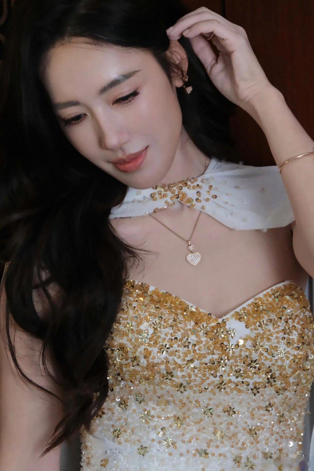 你真正擅长、做起来不太费劲反而有成就感的事上；
能带来长期复利、让你越来越值钱的事上；
能构建壁垒、让你未来可以用更少能量维持优势的事上。
比如，你体力差，但共情力强，
那就别去做销售
（消耗型社交），可以去做心理咨询师或高端服务策划（滋养型深度链接）。
比如，你无法熬夜冲刺，但逻辑严 ​
