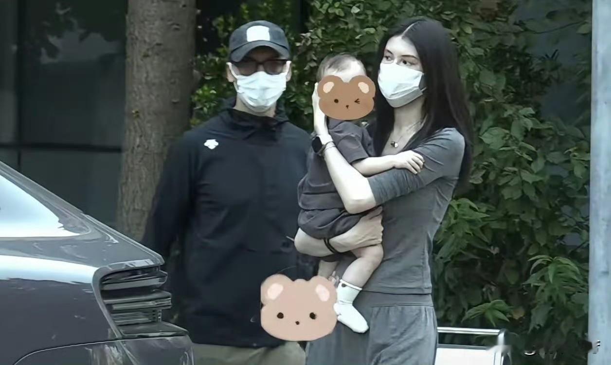 陈伟霆何穗一家三口同框 小Win软萌亮眼太治愈

9月9日被拍到俩人合体带儿子小Win外出，全程互动温馨又自然。快满1岁的小Win外形软萌亮眼，被爸妈护在中间的样子格外治愈，就是普通家庭出门遛娃的松弛感，没有半分刻意。

高颜值夫妻加软萌小朋友，连路人视角的画面都养眼到不行。
陈伟霆