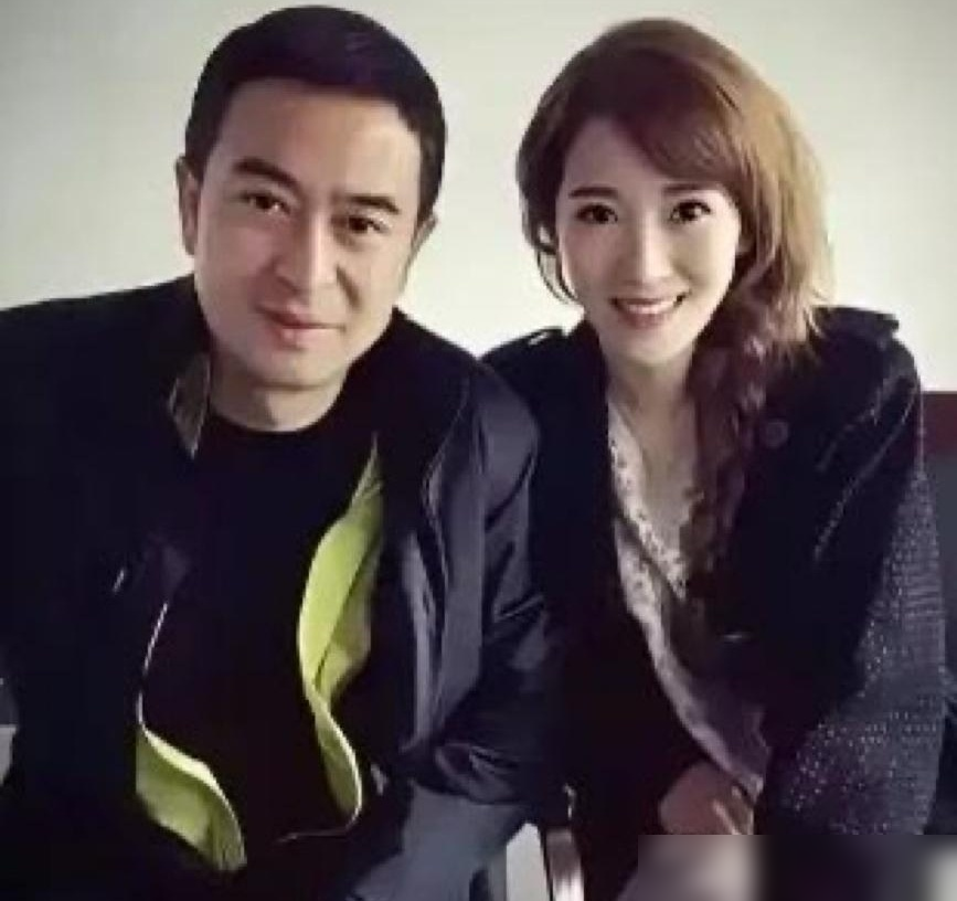 娱乐圈失联9年的搭档重逢，第一句话直接打脸塑料友情！
09年《蜗居》爆火后，张嘉益和李念就没怎么私下联系，整整隔了9年。2018年《我的体育老师》剧组偶遇，李念客串妈妈角色，紧张得放不开。
张嘉益没客套寒暄，上来就一句别演，你就是那个当妈的。一句话点透，李念瞬间放松，顺利完成拍摄。
现在圈内多