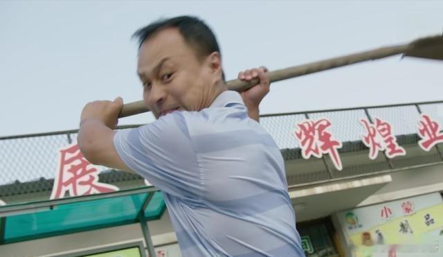#谢广坤扮演者称涉事酸菜自家生产#王老七在拎着铁锨赶来的路上…… ​