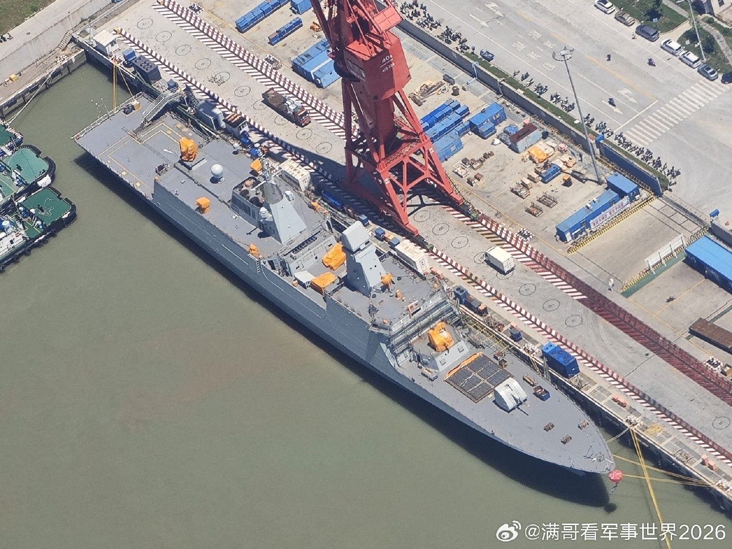 #生活手记#
新建的054B级导弹护卫舰有48单元的导弹垂直发射装置，比原来的32单元火力更猛。反舰导弹不知道是不是用新一代的“鹰击-15”取代原来的稍微老旧过时的“鹰击-83”，还要有待观察。
为054B级导弹护卫舰鼓掌吧，优秀是必须的。#兵器影像[超话]# ​