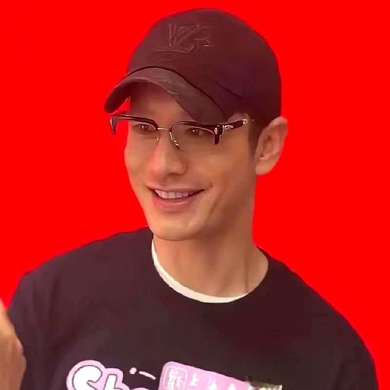 48岁的黄晓明推掉所有戏约和综艺，一头扎进教材里，硬是以复试第一的成绩考上了上戏博士
 

去年他报考落榜，对外撂下一句明年再战，当时绝大多数人都当是挽尊的客套话。圈里多的是走过场镀金的法子，谁也没想到这位早就名利双收的大满贯影帝，真敢彻底停工，跟年轻考生同台死磕仅有7.3%录取率的硬指标
 

复