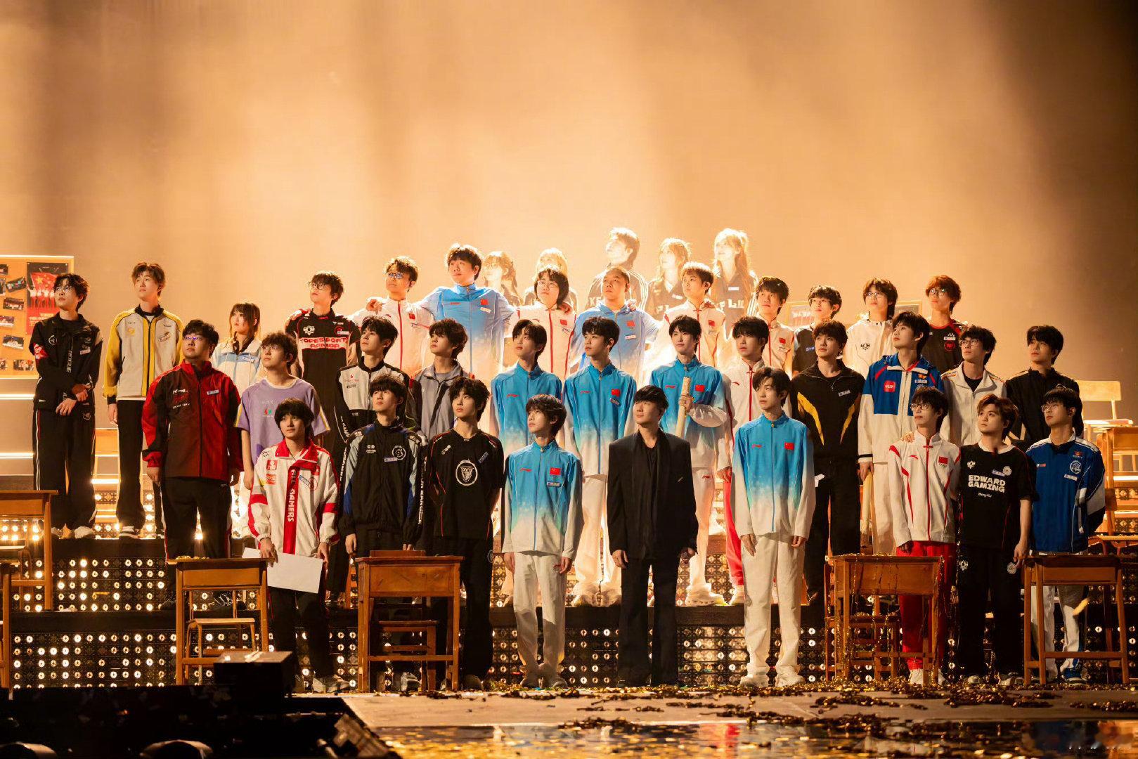 #林俊杰晒和杨幂周深同台合照#
林俊杰晒和杨幂周深合照！
喜欢的演员歌手们一起表演完全幸福来的！！[爱慕][爱慕]
#微博视界大会# ​