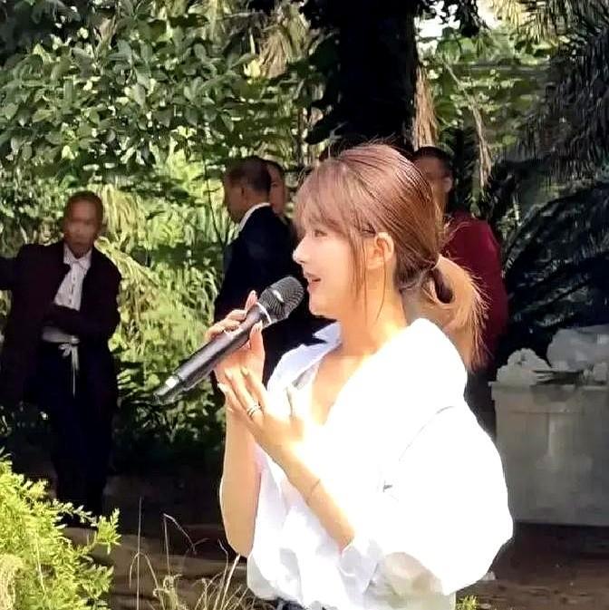 消失一年多的女星，竟然蹲在成都街头搬喜糖。

没穿高定礼服，没带黑衣保镖，赵露思在表姐婚礼上忙得像个普通伴娘。她接过话筒致辞，眼圈泛红，台下没人拿她当大明星。

就在几个月前，她还在泥潭里挣扎。身体亮红灯停工，和老东家死磕合约，网上旧料满天飞。很多人以为她要歇菜了。

结果人家一转身，利落解约，甩出