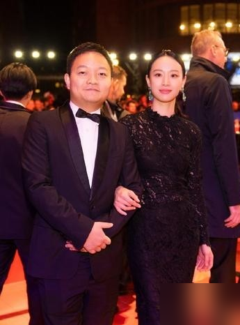 李梦被传生了，对象还是那个导演邬浪。
这姐们早年被《白鹿原》换角，张纪中当面说她难搞，说不会用她。张颂文讲她为个一模一样的苹果，让全组耗到半夜。
所有人都等着看她哑火。
结果呢？她转头去演《隐秘的角落》，王瑶那个劲儿出来了。又演《墨雨云间》的婉宁，疯批公主直接出圈。2025年还拿了最佳女配。