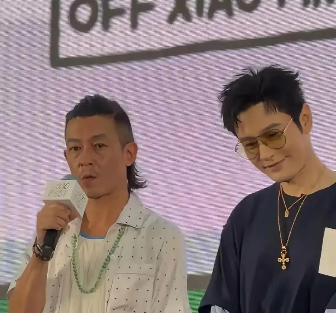 差了整整三岁，同框照一出来，网络上直接炸开了锅

一边是身材挺拔、发型精致的黄晓明，另一边是满脸沧桑、胡须花白的陈冠希

不少人拿着生图硬分高下，觉得男人再有钱也得靠打扮，否则岁月饶过谁

可这事儿要是细想想，哪有表面看起来那么简单

黄晓明今年48岁，大银幕的镜头挑剔得很，外貌身材管理本就是他职业