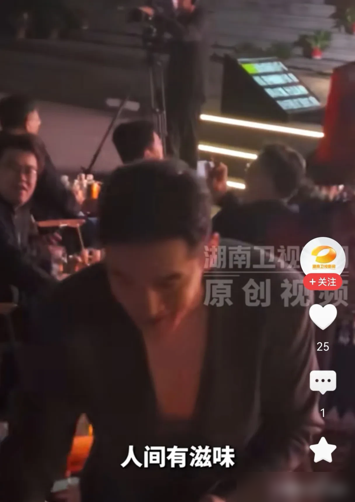 胡歌这回是真怕了。
芒果招商会现场，他亲口承认压力很大，自嘲中年人了，在综艺界还是个新人。要知道这人常年不接综艺，唯一常驻的还是9.2分的环保纪录片。
他说演员靠内敛吃饭，综艺要的是外放造梗，两套系统硬凑一块，内耗极大。他还打过一个比方，演员是储存卡不是信用卡，不能有什么就刷什么，得留神秘感，不
