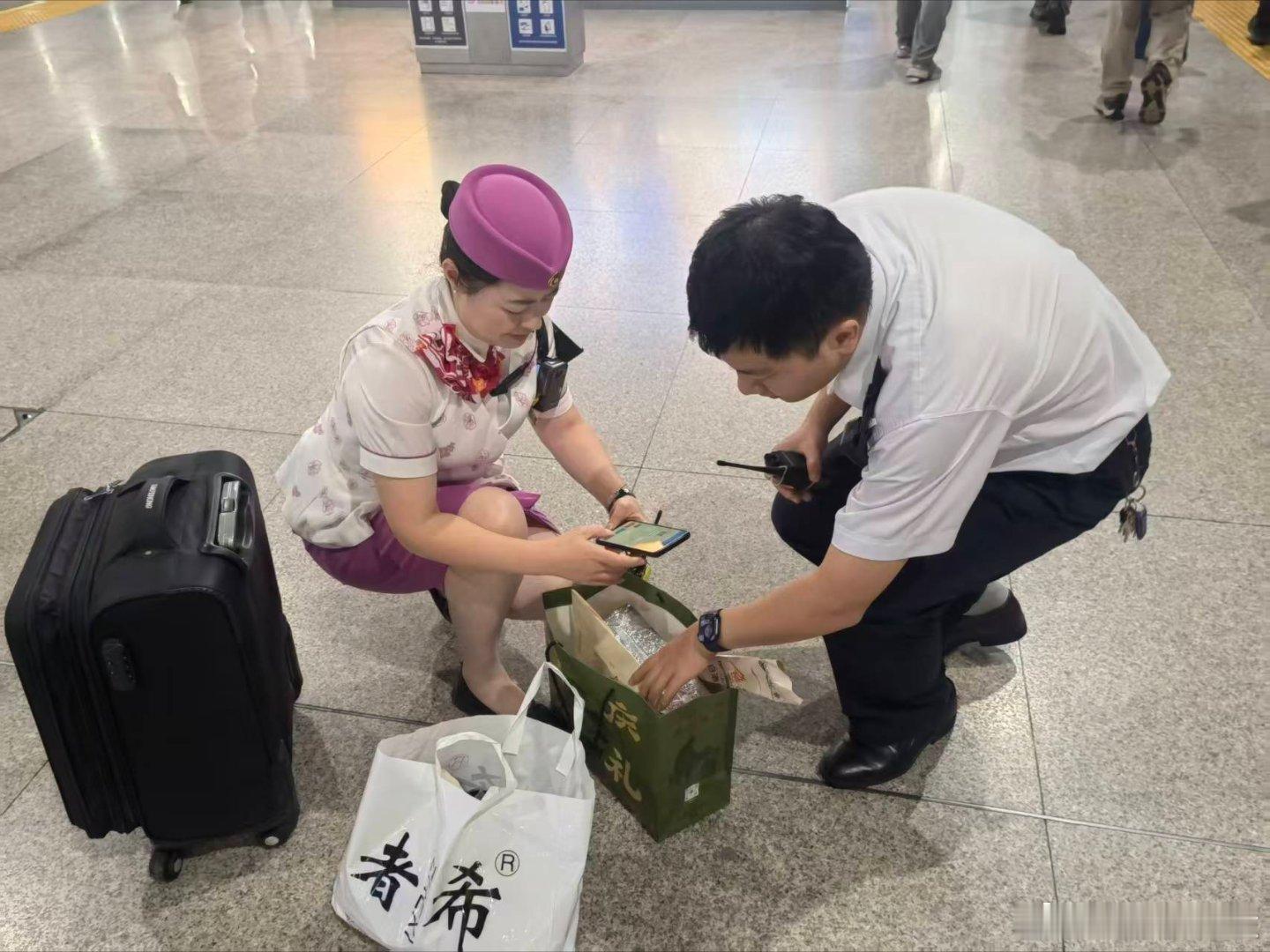 9月11日，由成都客运段担当的D635次列车终到上海虹桥前，列车长接旅客求助，自称在5号车厢遗失一个纸袋子，内有重物品，列车工作人员立即赶赴现场帮助旅客寻回遗失物品，并电话通知旅客，按要求与车站办理交接将其带回，旅客表示感谢。（铁路部门温馨提示:旅客朋友们在下车前，一定要仔细清点行李物品 ​
