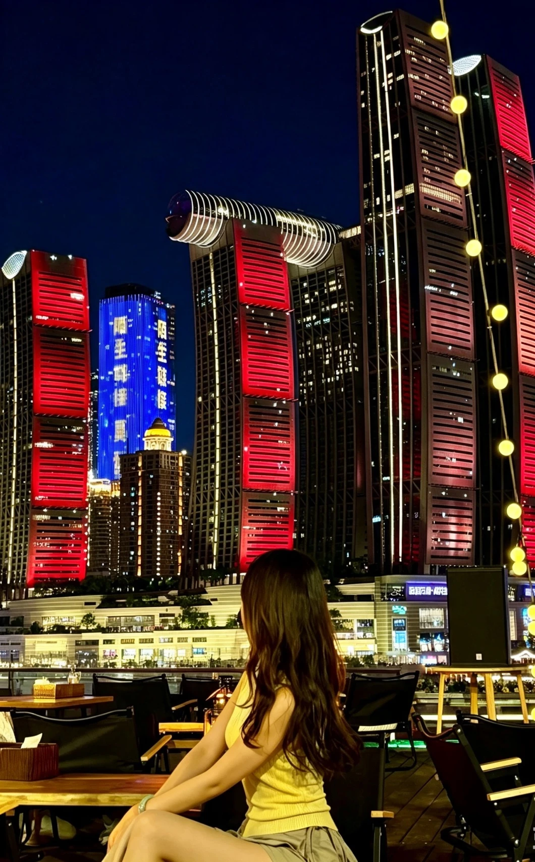 重庆约会封神地🥩江景烤肉对望来福士夜景