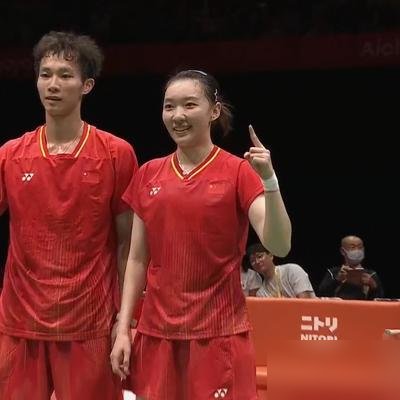 单打全没了，男双也早就折了，国羽这次北极赛只剩女双和混双在硬撑。
胡哲安两局都打到关键分，20-22、19-21，被安东森磨死。韩悦更可惜，第二局22-24，差两分就是拿不下来。男单女单，八强全止步。
可你再往混双那边看，四强里三个是中国队的。女双陈樊淑湉、罗徐敏这对新搭档，也杀进去了。
一边