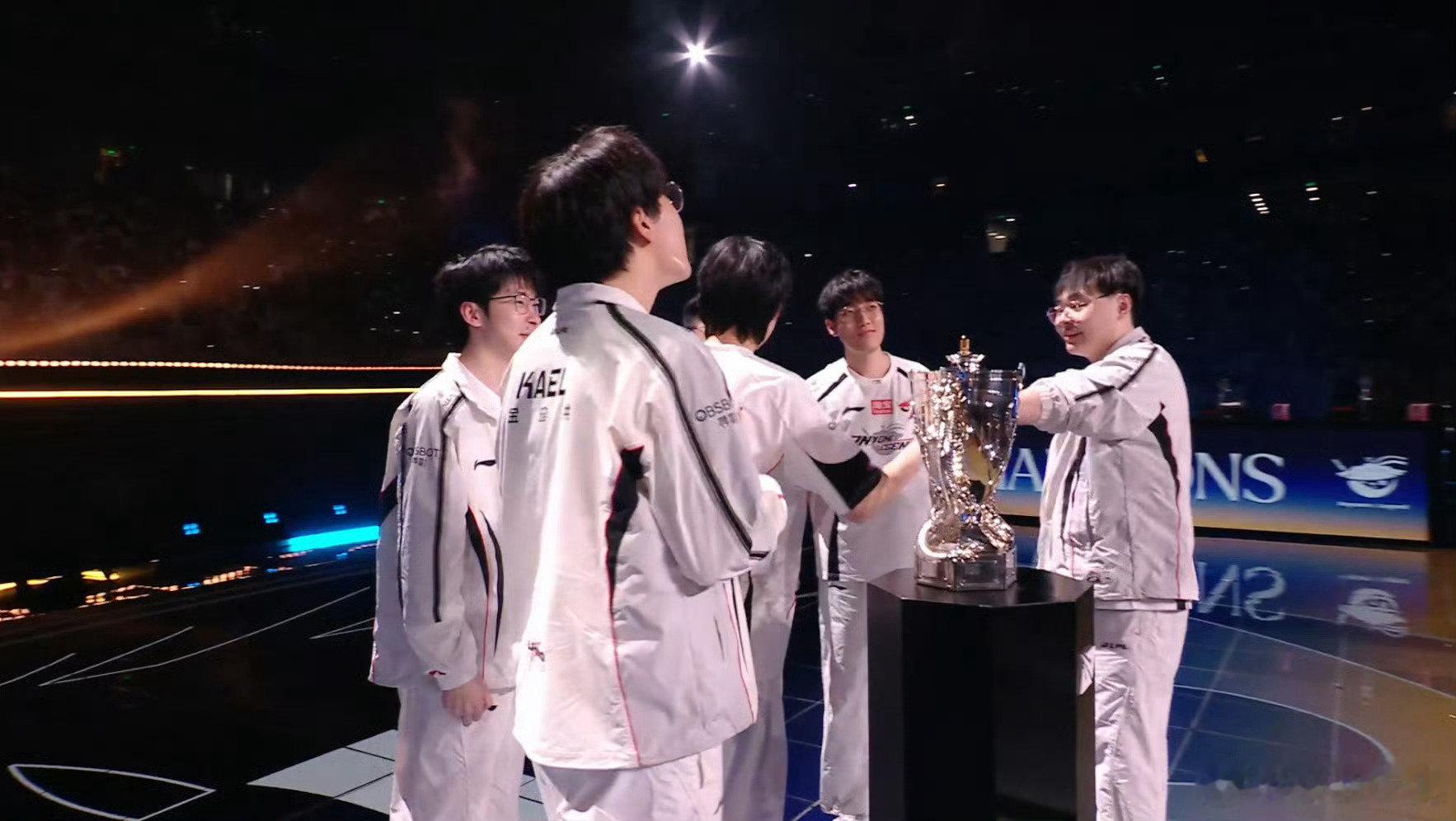 #AL决赛复仇BLG#AL极 速 复仇尽显闪充 般爆发力！比亚 迪接替奔 驰，成为首个入驻 LP L的中国汽 车品 牌。海豹06GT冠军座 驾护送 银龙杯，正如主题曲《敢》，逆流而上冲破所有质疑。 ​