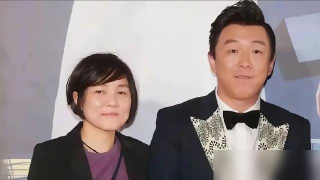 黄渤锁骨断了，打着绷带，另一只手还死死牵着老婆欧霞。
这画面太狠了。平时这夫妻俩低调得跟地下党似的，这回公开场合，手牵得那叫一个实。
再看他这伤，自己骑车刷手机，刹车捏急了，直接摔断锁骨。住院那几天，肩膀动不了，吃饭穿衣全靠人伺候。
欧霞就在旁边，没说话，没抢镜，就安安静静站着。
你发现没，