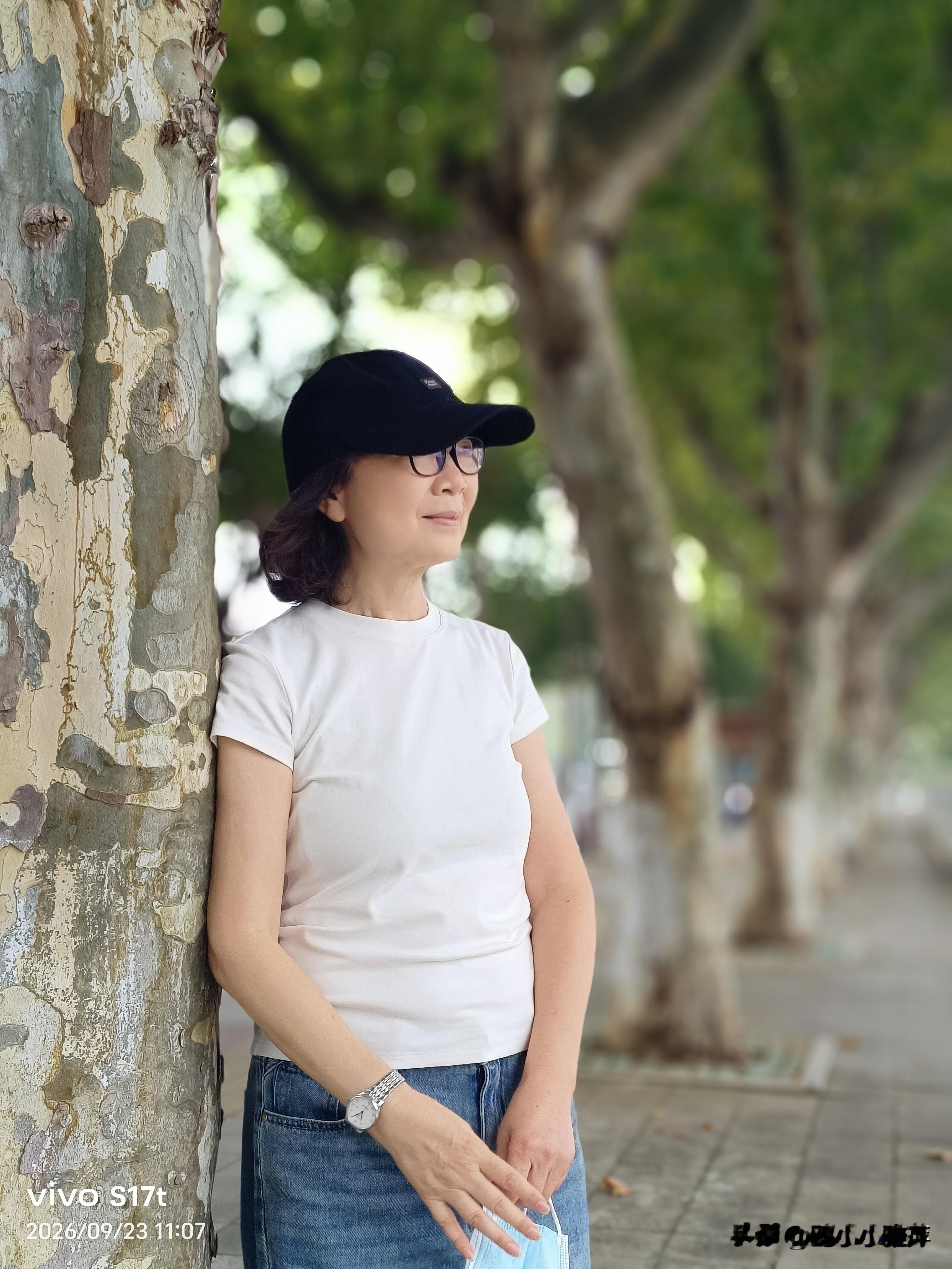 前几天有个隔屏妹妹，给我留言，找个陌生人一起养老，磨合磨合几年就七老八十多了。

我知道她是跟雅萍开玩笑的。

她说的这个养老方法看起来不错，这个叫什么，理想很丰满现实很骨感啊！

我还看到有一种说法，把各种养老方式比喻得太恰如其分了！

居家养老叫等死，再婚找老伴叫找死，去养老院养老叫想死，跟子女