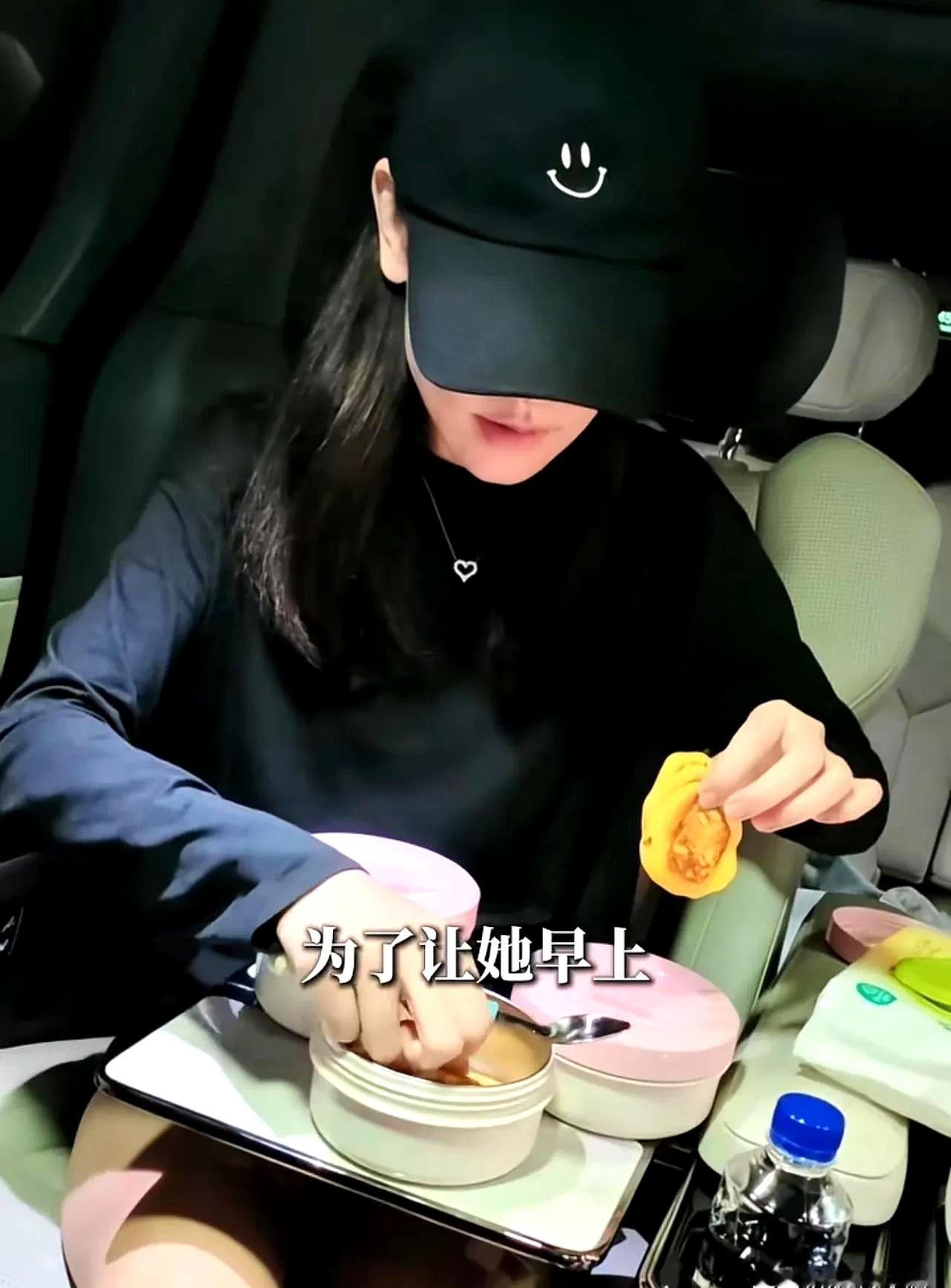 把早饭搬到车上，还拿勺子喂三岁女儿？
孙骁骁这一波“大小姐服务”把网友看愣了。

她送娃上学，为了让孩子多睡会儿，车里喂饭，喂完还帮刷牙、穿衣，一条龙安排得明明白白。

评论区马上吵翻：孩子都三岁了，该立规矩了，吃饭穿衣刷牙得自己来；幼儿园也有早餐，到了学校老师会统一安排，家长没必要全包。

孙骁骁