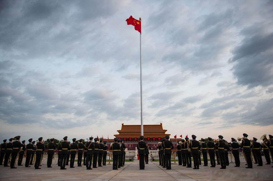 10月1日，庆祝中华人民共和国成立77周年的升国旗仪式在北京天安门广场举行，超过10万民众从全国各地奔赴现场，彻夜守候共同见证五星红旗与太阳一同升起，这场跨越山海的奔赴，是属于中国人独有的国庆仪式感。

凌晨4时天安门广场已人山人海，96名国旗护卫队队员组成护旗方阵迈过金水桥走到旗杆下。

升 ​