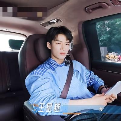 王星越说，他和邓为都在横店拍戏，晚上聚会按理说能碰上，结果进组前彼此连名字都只是听说——纯陌生人。
《花少2026》这次直接把陌生做成了卖点。吴君如、殷桃、林依晨、周冬雨、王可、邓为、王星越，七个人跨代际，横跨墨西哥、秘鲁、阿根廷。
制片人李超说，出发前大家都因为没私交而紧张。结果呢？泳池跳水时