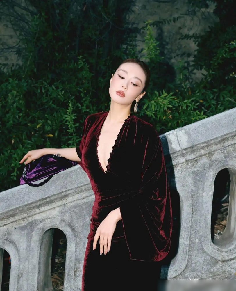 百花奖输给卫诗雅，高叶扭头就穿着深V红丝绒，在巴黎街头拍了一组大片。
酒红色的裙子，领口开得极低，外面搭着披肩，手里拎个小包。欧式老街上随便一站，那种熟透了的松弛感就出来了。不是小姑娘硬凹高级，是经历过事儿的女人，往那儿一戳，故事感自己往外冒。
综艺里测出INFJ，她说自己私底下挺疯。电影节上化