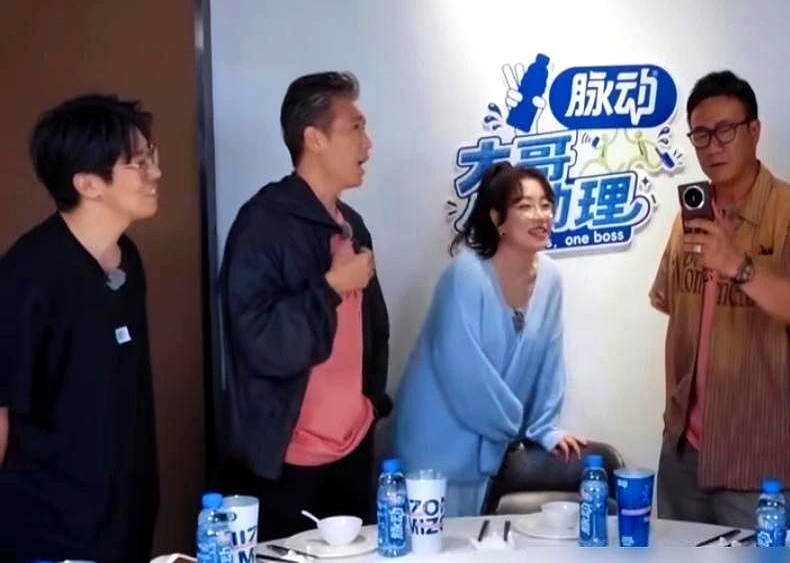 荧幕上杀伐果断的硬汉，私底下居然连亲闺女的电话都打不通。

片场休息时，胡军攥着手机连拨好几通，屏幕亮了灭、灭了亮，全传出“对方正在通话中”。一旁李乃文伸过头来打趣：“哥，这是被拉黑了吧？”胡军急忙辩解：“胡说，她昨天还给我朋友圈点赞呢！”

眼看没人接，他叹了口气，只能按住语音键：“闺女，看到回个