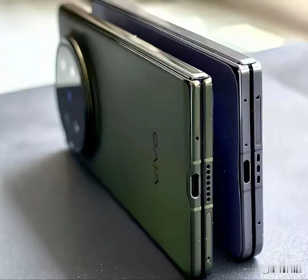 iPhone Duo（苹果首款大折叠）主打iOS生态、视频拍摄、钛金属做工；Mate X8（未开售，当前可买Mate X7）赢在大屏尺寸、长焦影像、通信信号、商务分屏 。
 
一、核心硬件对决（两大看点）
 
1）屏幕与机身（折叠最核心）
 
- iPhone Duo（苹果折叠）
外屏5.4英寸，内