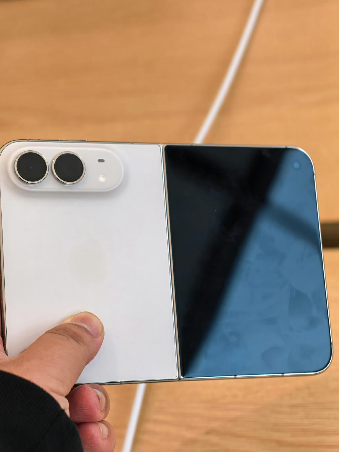 早上刚体验完 iPhone Duo，说点真实感受：

对比下来，华为折叠屏有两个核心优势——影像更强，价格更便宜。

影像这块华为确实卷得狠，折叠屏里算是天花板级别了；价格上，同档位能便宜不少，性价比拉满。

毕竟地主家也没有余粮，大家还是想把钱花在刀刃上吧~[doge] #网友称阔折叠弃果转华# ​