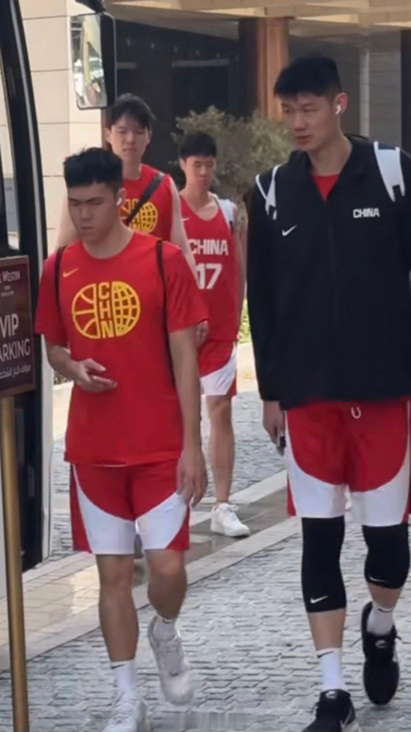 #中国男篮vs卡塔尔男篮#全员蓄势待发，静待今晚赛场全力以赴🏀#中国男篮[超话]# ​