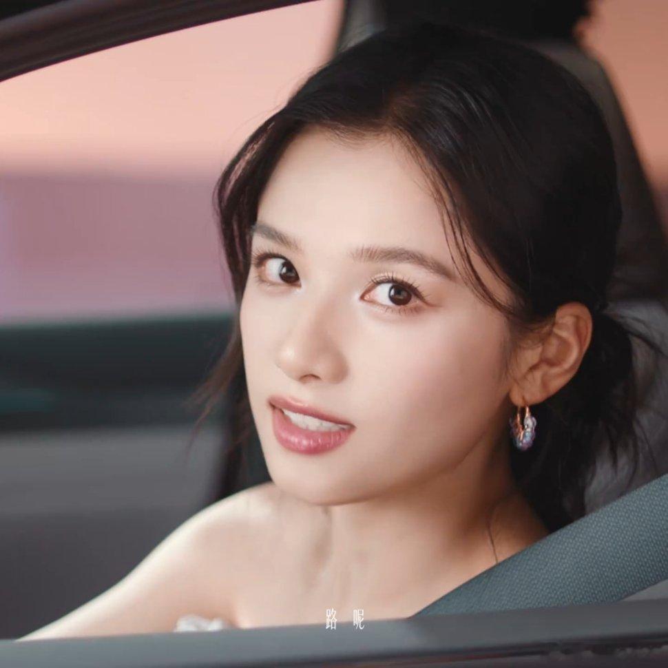 #张婧仪[超话]##张婧仪同款座驾比亚迪秦max# 
好想坐婧仪的副驾啊[爱慕][爱慕]
好美啊[心] ​