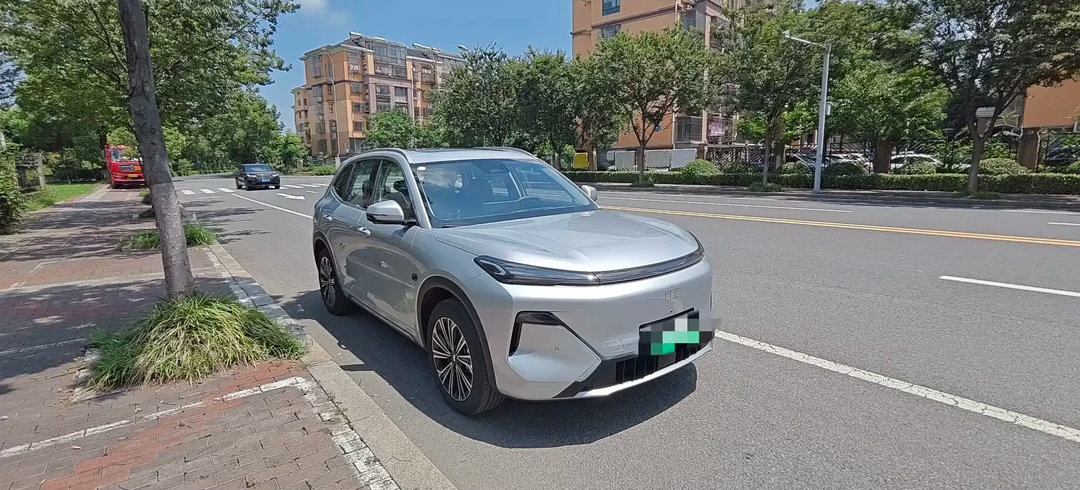 吉利银河战舰 700 于 2026 年 9 月上市，定位中大型家用 SUV，提供纯电、增程两种动力形式。

整车外观大气稳重，车身尺寸宽大，五座六座可选。

动力系统搭载高压平台，支持大功率快充，长续航版本拥有可观的 CLTC 续航。

座舱搭载银河智能车机系统，大尺寸中控屏，支持多模态语音交互，手机车机互联 ​