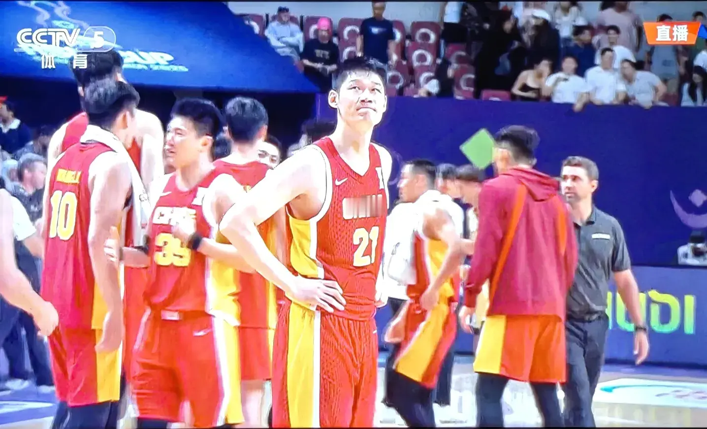 错失绝世机会！胡明轩空砍26分，全场三分球7中5。最后3.9秒闪出空位...
