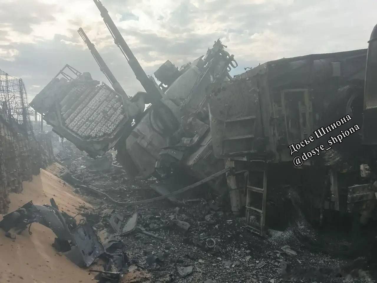 两套俄罗斯“铠甲-S1”（Pantsir-S1）防空系统于今年夏季被摧毁，分别位于圣彼得堡附近和罗斯托夫州查尔特尔（Chaltyr）附近。袭击造成3名俄兵丧生，另有1人右腿遭受创伤性截肢。具体的遇袭日期尚不清楚。
#俄乌宣布停火3天##普京说希望结束战争##俄罗斯恢复对基辅打击# ​