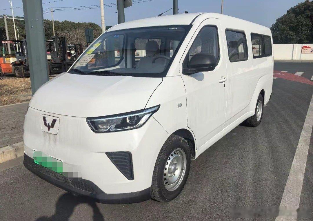 我开五菱扬光创业
 
创业路上，五菱扬光就是我的得力帮手。日常跑市场、拜访客户，车身小巧灵活，大街小巷穿梭自如，停车也毫不费劲。车内装载空间充足，样品、物料、宣传资料都能收纳妥当。纯电用车成本低廉，大大降低日常经营开销。内饰简约大方，偶尔接待客户也不失体面。风雨奔波的日子里，这辆车 ​