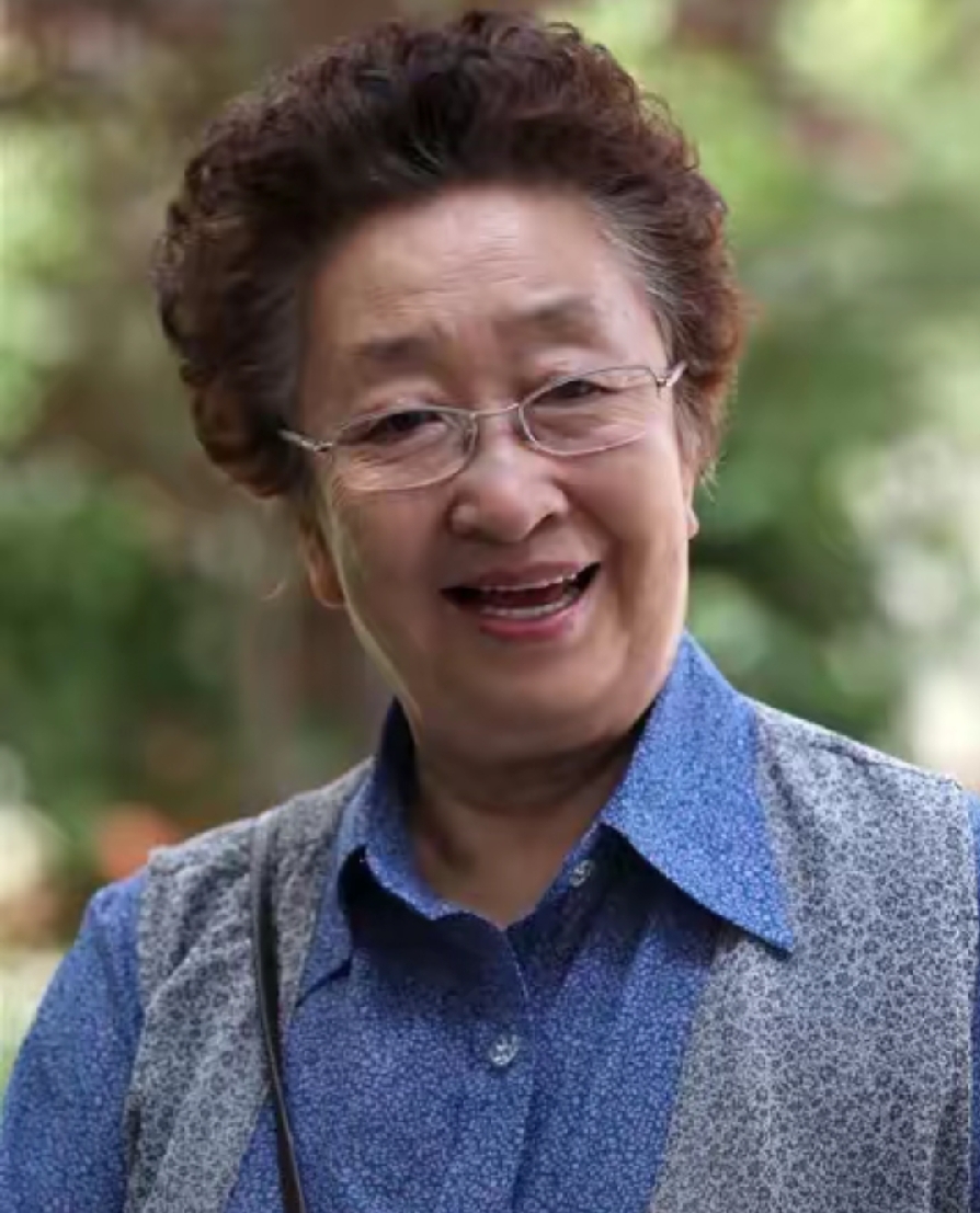 彭玉这辈子有过两段婚姻。

第一任丈夫赵文欣是哈尔滨话剧院的同事，两人青梅竹马，生了两个女儿，日子安稳。
1988年，赵文欣突发脑溢血瘫在床上。
彭玉那年才54岁，二话不说办了内退，所有戏约全推了，在家照顾了整整八年。
擦身、喂饭、翻身、处理大小便，全是她自己上手。
1995年赵文欣走了，彭玉62岁