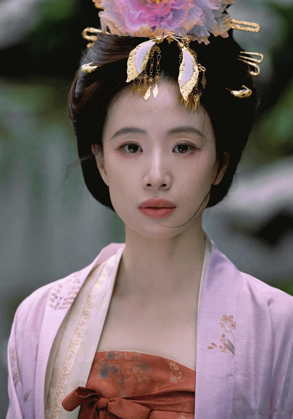 1.李梦不算耍大牌，她读书的时候脾气就很差，对大家都是一视同仁发脾气。
2.杨幂跟胡歌能在公开场合打个招呼就已经很体面了，毕竟两个人当年真的是谈过且爱过。
3.钟楚曦私下不会隐藏自己的野心，她就是想火，觉得这没啥，毕竟娱乐圈的艺人就没有不想火的。
4.刘雯已经很低调了，也非常支持男方那边的 ​