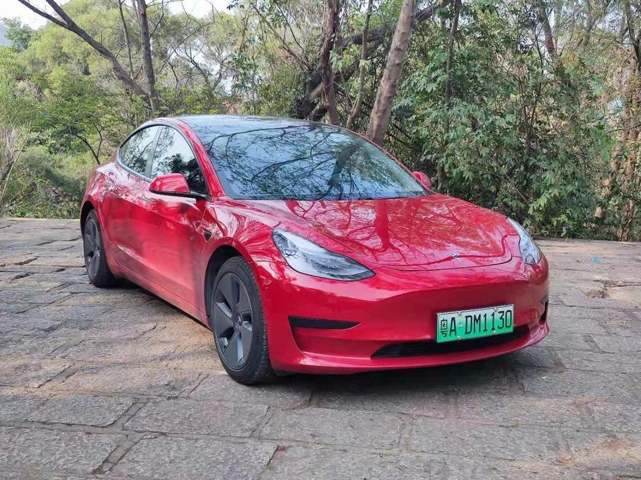 特斯拉一个月之内连续两次降价，不少刚提车的新车主感到不满。

短短一个月两轮价格调整，很多车主才刚刚办完提车手续，新车还没开多久，同款车型就迎来新一轮降价。部分车主希望品牌能够给出相应补偿，弥补购车之后快速贬值带来的损失，差价补偿，充电权益，周边积分都是大家提出的诉求。

官方给出的答复，优惠政策只
