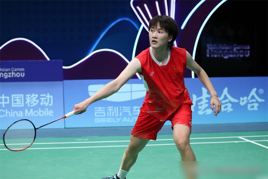 张军亲口承认，中国女单面对安洗莹难有还手之力。
5月4日苏杯决赛3比1赢了韩国，张军赛后没打太极，直接摊牌。他说安洗莹是难得的天才，巴黎奥运拿金，靠的是实打实的积累。咱们前十占三席，可碰上她就是使不上劲。优势只剩整体实力和团队。
梯队呢？点名徐文婧、阴伊晴，07、08年的小孩。陈雨菲被喊话赶紧找