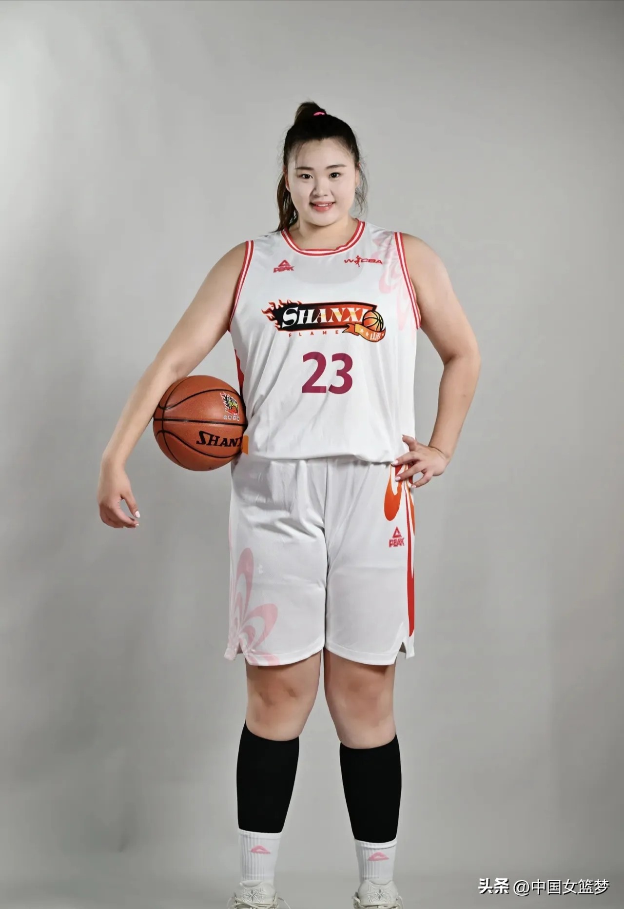 防守悍将巨无霸刘禹彤，打日本女篮就得上大宝贝！大宝贝在篮下防守的确到位，日本教练组专派防守悍将来防刘禹彤！23号巨无霸刘禹彤就在内线，等待队友传球给她，推土机式强打日本队员，猛烈进攻日本队员就翻倒地，同时球也进。大宝贝六六六！女篮抗日第一人