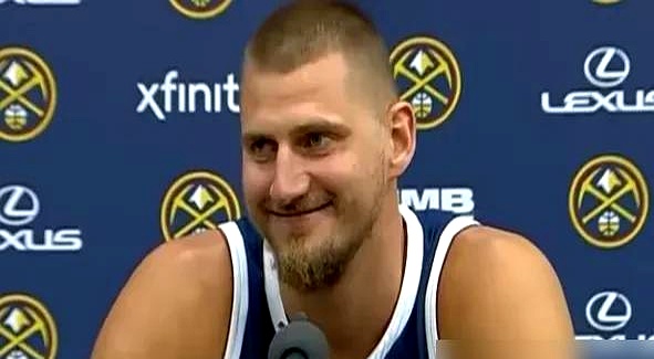 明年直接去拿5年3.6亿的NBA历史第一大合同，起薪高达6200万，难怪约基奇敢把眼前的4年2.78亿硬生生给推了
 

媒体日上这胖子还轻飘飘留下一句“如果他们还要我的话”，装得像个怕被抛弃的弱者，实际上算盘珠子都快崩到掘金老板脸上去了
 

把续约拖到明年夏天的关键，根本不光是多挣几千万，而是只