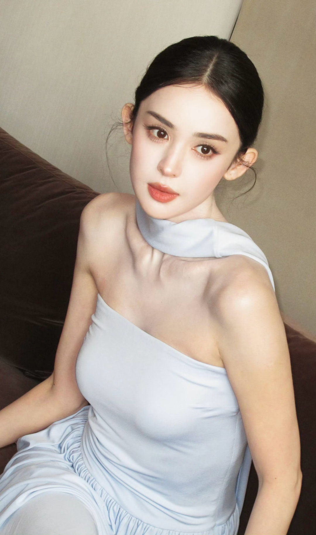 #古力娜扎[超话]# 我的天！这脸蛋[捂嘴哭][捂嘴哭][捂嘴哭]倾国倾城。 ​