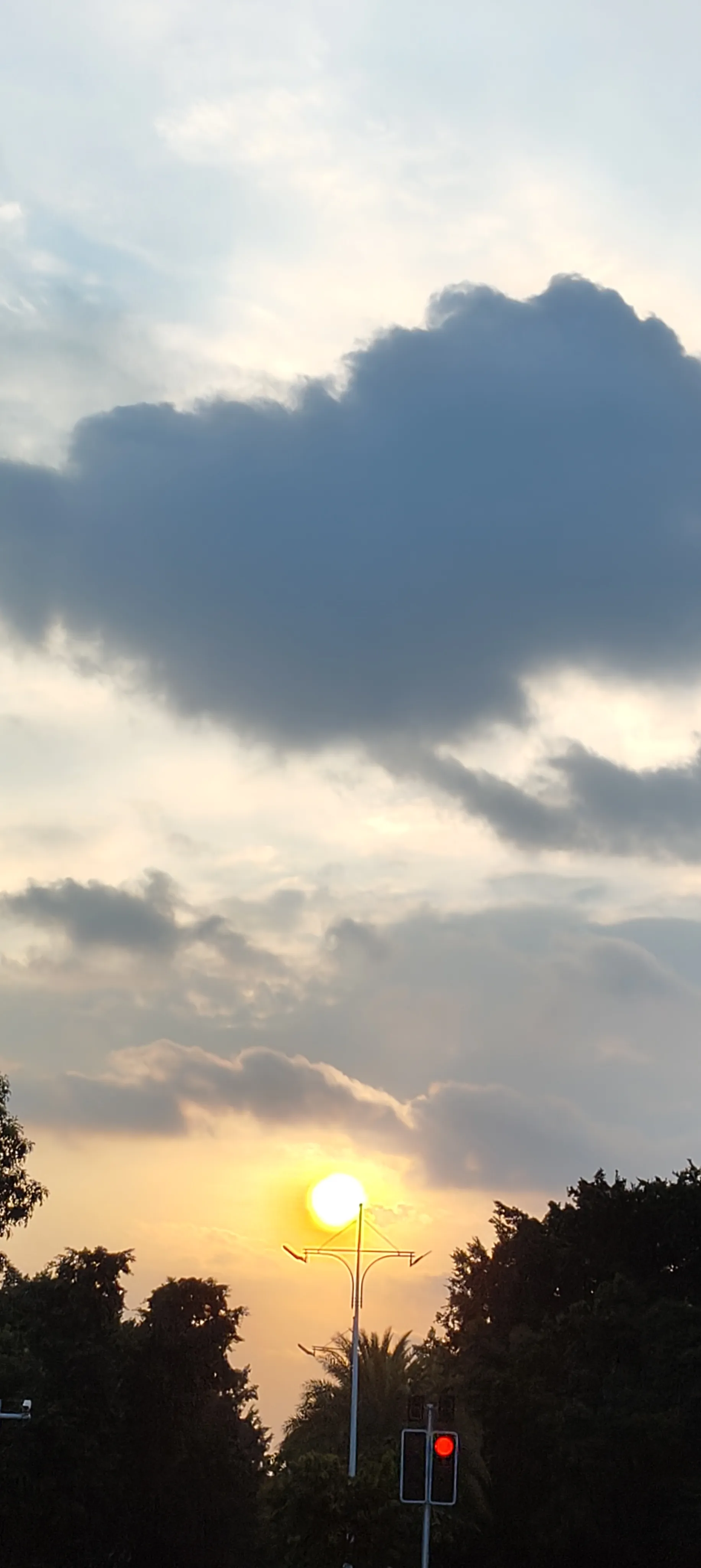 每次经过这一站的红绿灯处，都能看到温暖而甜馨的夕阳景像，心头不禁涌起一丝的欢喜。
