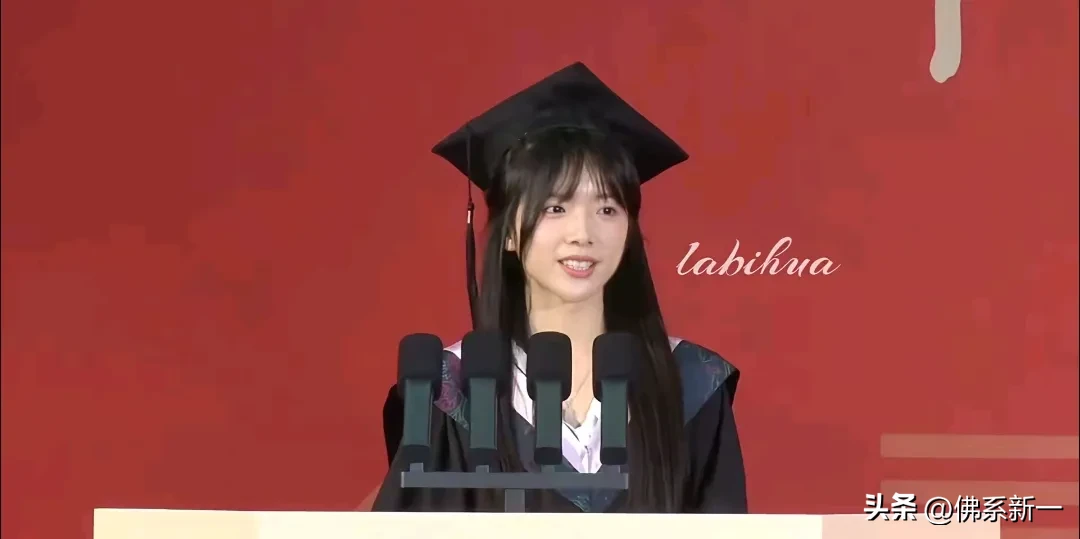 不得不说观众缘真是玄学啊
李思潼凭借《阿嫲的情书》出道3个半月就拿下了金鹿影后，在威尼斯电影节穿着dior高奢硬是被一身“老气横秋”的王晓慧抢走了风头
清纯甜美的脸蛋，配上一双梨涡美得不行了

看两人的账号数据，也被因为“容貌焦虑”迟迟不敢进圈的王晓慧狠狠甩下
一个刚刚破万
一个已点赞10万➕

明